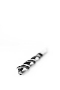 Ein Holzspiralbohrer in der Leere (schwarz-weiß) von Joeri Mostmans