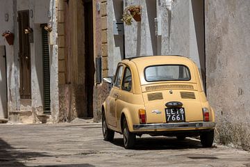 Fiat 500 auf der Straße in Specchia (1) von Jolanda van Eek en Ron de Jong