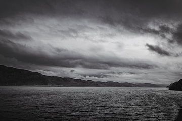Urquhart Castle am berühmten Loch Ness See in Schottland. Wunderschöne Landschaft in ruhiger Atmosphäre. Stille, Frieden und Einsamkeit. von Jakob Baranowski - Photography - Video - Photoshop