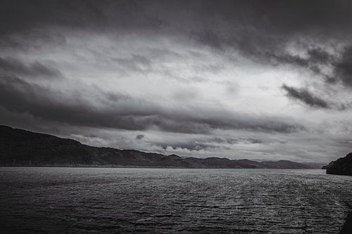 Urquhart Castle aan het beroemde meer Loch Ness in Schotland. Prachtig landschap in een rustige sfeer. Stilte, vrede en eenzaamheid.