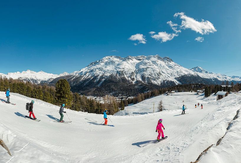 Skiabfahrt Piz Nair nach Sankt Moritz Bad, Sankt Moritz, Engadin - Graubünden, Schweiz von Rene van der Meer