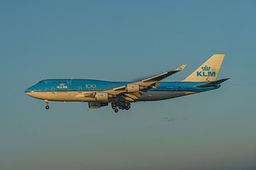 Landen KLM Boeing 747-400 jumbojet. van Jaap van den Berg