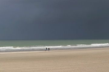 Unwetter über dem Meer von Inge Hogenbijl
