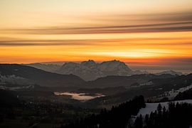 Sonnenuntergang bei Oberstaufen mit Blick auf den Säntis von Leo Schindzielorz