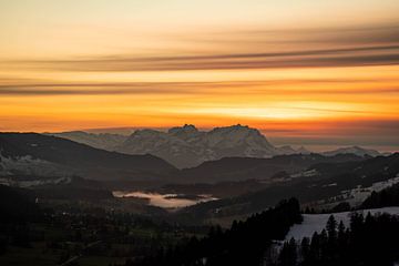 Zonsondergang bij Oberstaufen met uitzicht op de berg Säntis