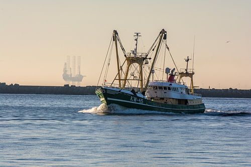 Visserschip onderweg naar IJmuiden tussen de pieren