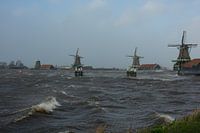 De Zaanse Schans aan een stormachtige rivier de Zaan.
