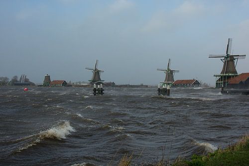 De Zaanse Schans aan een stormachtige rivier de Zaan.