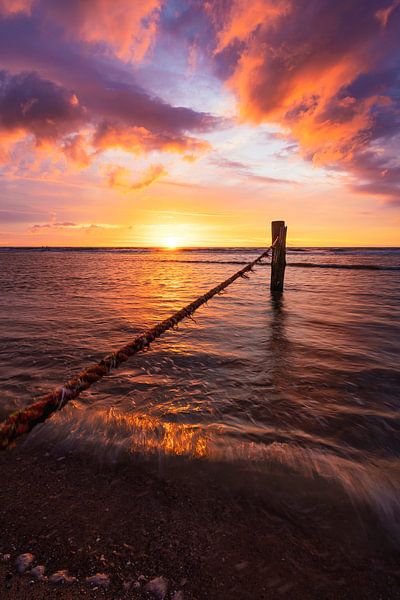 they sink (kleurrijke zonsondergang strand Domburg) van Thom Brouwer
