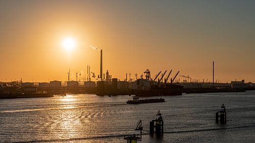 zonsondergang in de europoort rotterdam