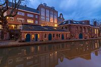 Utrecht in de avond: voormalige bierbrouwerij De Boog aan de Oudegracht