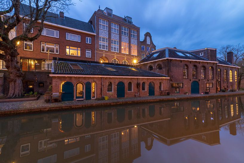 Utrecht in de avond: voormalige bierbrouwerij De Boog aan de Oudegracht van Russcher Tekst & Beeld
