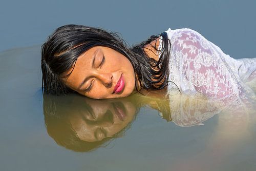 Portret gezicht van vrouw met spiegelbeeld in natuurlijk water