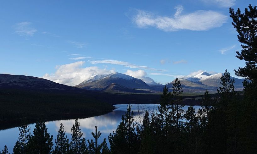 Besneeuwde bergtoppen bij het Atnsjoen meer in Rondane nationaal park in Noorwegen van Aagje de Jong