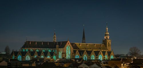 De Goudse Glazen van de Sint-Janskerk in Gouda aangelicht