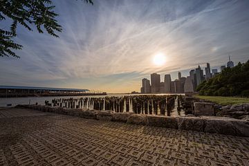 Zicht op skyline Manhattan vanuit Brooklyn, New York van Jos Waltmans