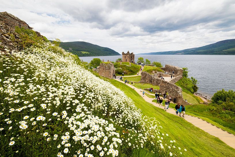 Kasteel Urquhart aan Loch Ness in Schotland van Rob IJsselstein