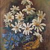 Stilleven met madeliefjes en blauwe bloemen in een mand. van Galerie Ringoot