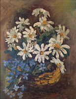 Stilleven met madeliefjes en blauwe bloemen in een mand.
