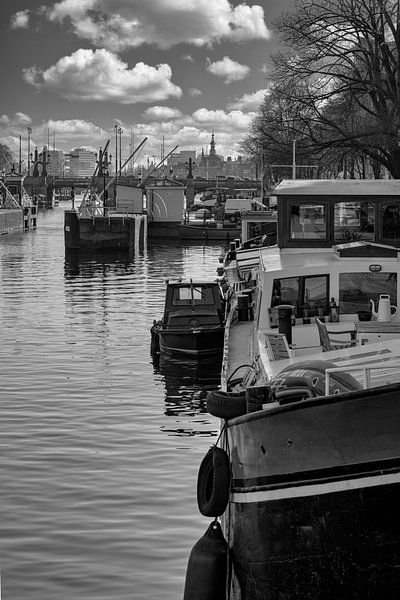 Hausboote auf der Amstel von Peter Bartelings