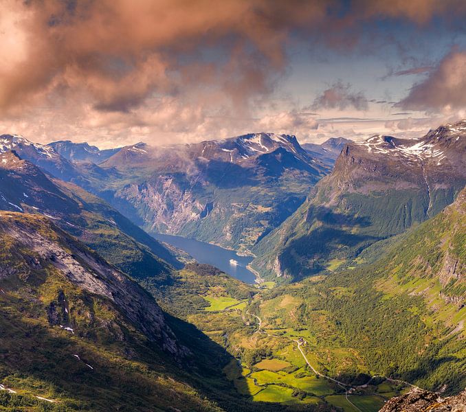 Der Geiranger Fjord vom Aussichtspunkt Dalsnibba in Norwegen aus gesehen von Hamperium Photography