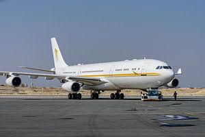 Sky Prime Airbus A340-200 (HZ-SKY1) krijgt push back. van Jaap van den Berg