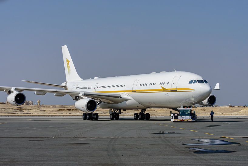 Sky Prime Airbus A340-200 (HZ-SKY1) wird zurückgestoßen. von Jaap van den Berg