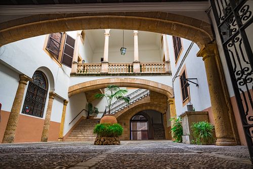 Traditionele Spaanse patio in het oude historische centrum van Palma de Majorca