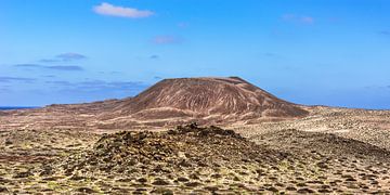De uitgedoofde vulkaan genaamd "El Mojon" op het kleine eilandje La Graciosa, Canarische E van Harrie Muis