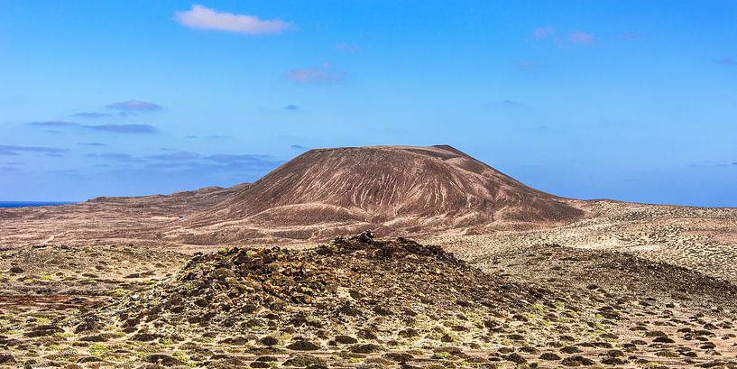 De uitgedoofde vulkaan genaamd &quot;El Mojon&quot; op het kleine eilandje La Graciosa, Canarische E by Harrie Muis