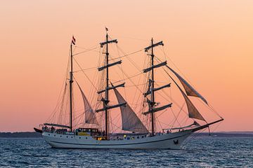 Zeilschip in de zonsondergang bij de Hanse Sail in Rostock van Rico Ködder