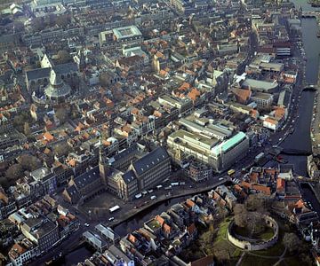 1984: Historische luchtfoto van de stad Leiden, Nederland van Frans Rombout