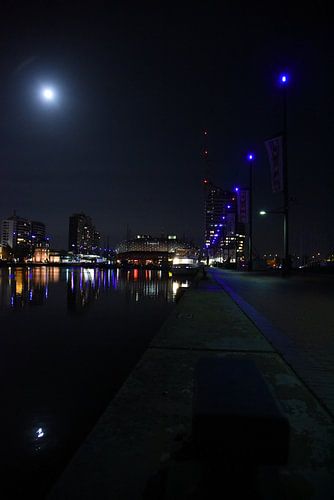 Bremerhaven bei nächtlichem Mondschein hochkant von Andreas Gajewski