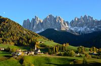 Landschaft mit Kirche in den Dolomiten im Herbst