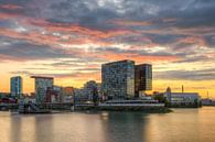 Im Medienhafen Düsseldorf bei Sonnenuntergang van Michael Valjak thumbnail