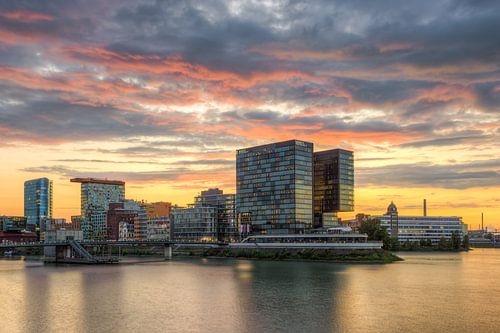 Im Medienhafen Düsseldorf bei Sonnenuntergang