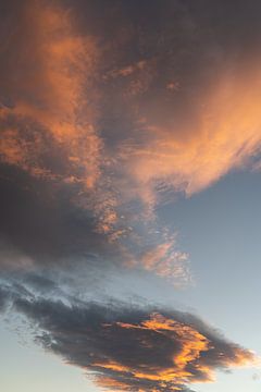 Veranderende wolken aan de avondhemel 3 van Adriana Mueller