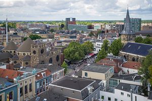 Adembenemend Stadsgezicht van Enschede: Het Stadhuis, de Hervormde Kerk en de Oude Markt in Één Prachtige Foto
