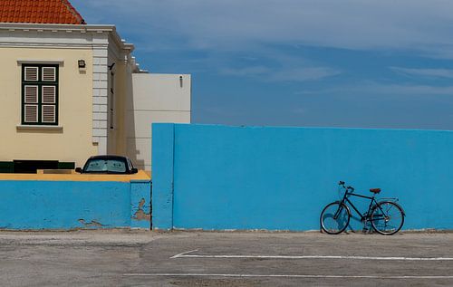 Fiets tegen helblauwe muur
