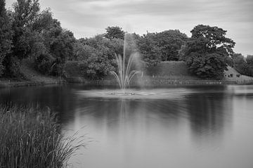 Springbrunnen in einer schwarz-weißen Landschaft