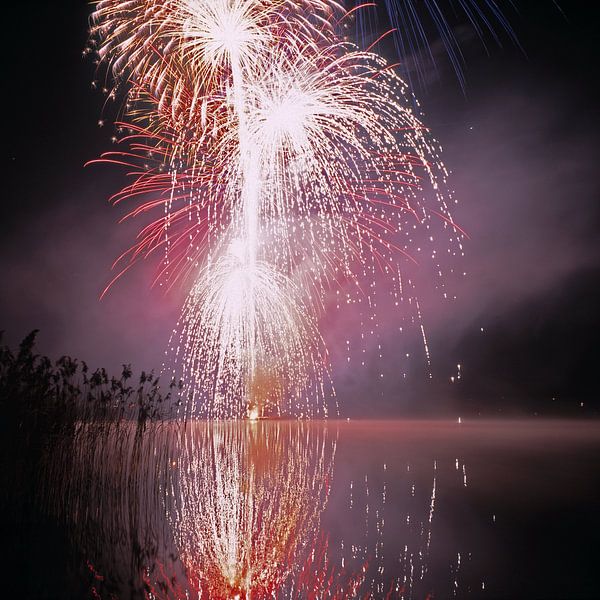 Feuerwerk im Pfäffiker See bei Zürich von Rainer Elpel