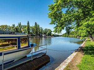 Schiff an der Saale bei Bernburg in Sachsen-Anhalt