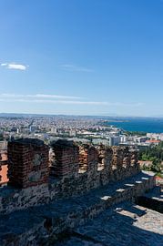 Blick auf die Stadt Thessaloniki in Griechenland mit Meer und Burgruinen vertikal