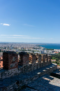 Blick auf die Stadt Thessaloniki in Griechenland mit Meer und Burgruinen vertikal