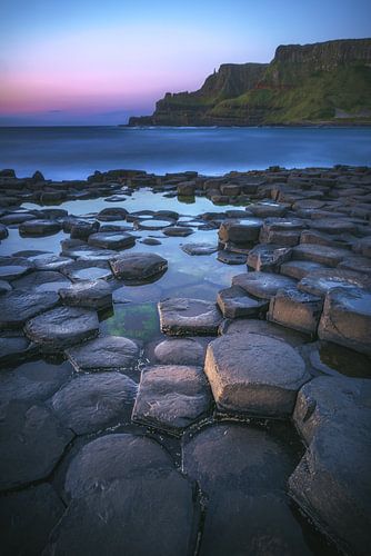 La côte de la Chaussée des Géants d'Irlande à l'heure bleue
