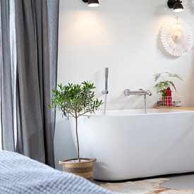 The bathroom by Petra Brouwer