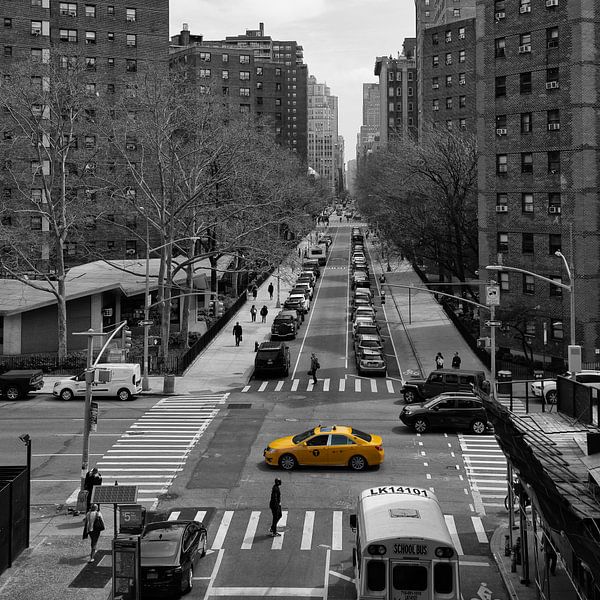 Yellow cap (taxi) in New York in zwart wit en geel von Renske Breur