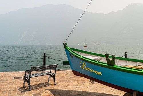 Bootje in Limone sul Garda aan het Gardameer van Jeroen de Jongh Fotografie
