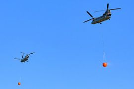 Armee-Transporthubschrauber mit Wassereimern von Sjoerd van der Wal Fotografie
