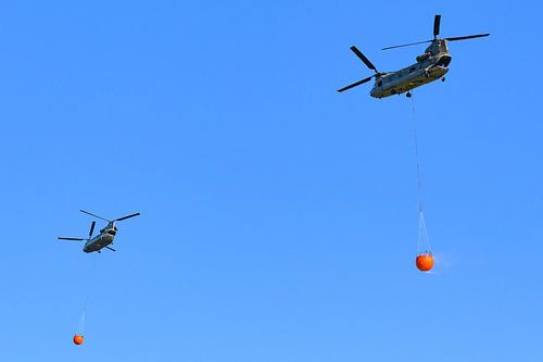 Hélicoptères de transport de l'armée équipés de réservoirs d'eau